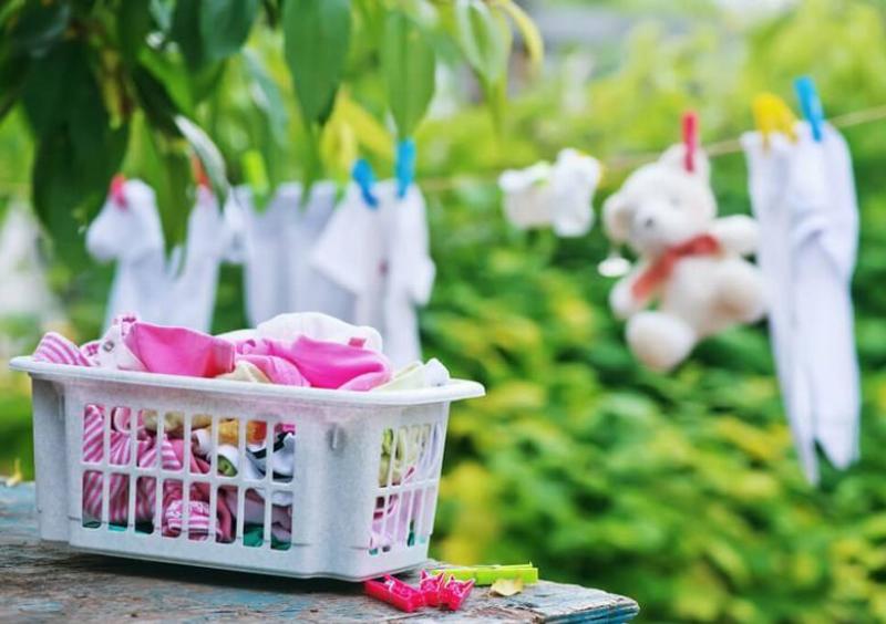 Guide détaillé pour enlever de la peinture sur un vêtement avec des étapes claires